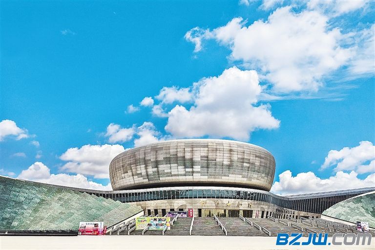   蓝天白云下,邯郸市主城区的地标性建筑邯郸大剧院更加
